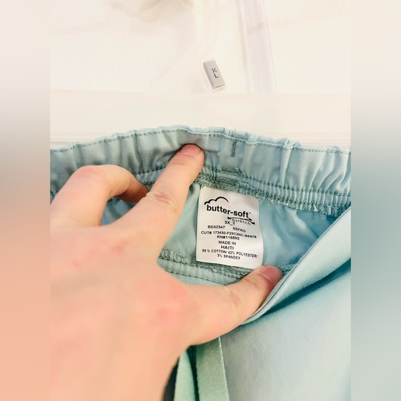 UA Butter-Soft Stretch Scrub Set - Picture 11 of 12